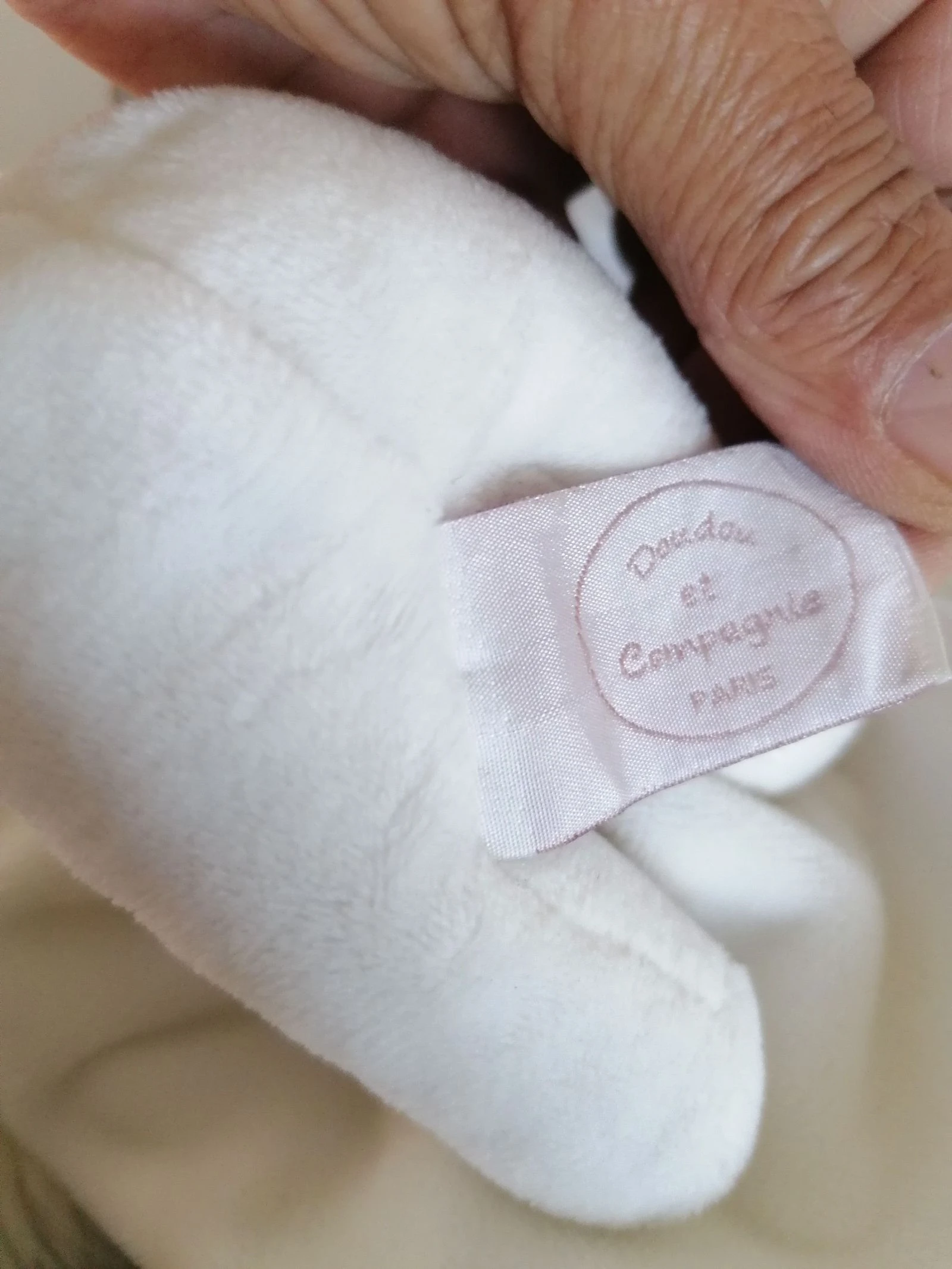 Pelúcia de coelho segurando seu lenço, branco, doudou et compagnie – photo 4